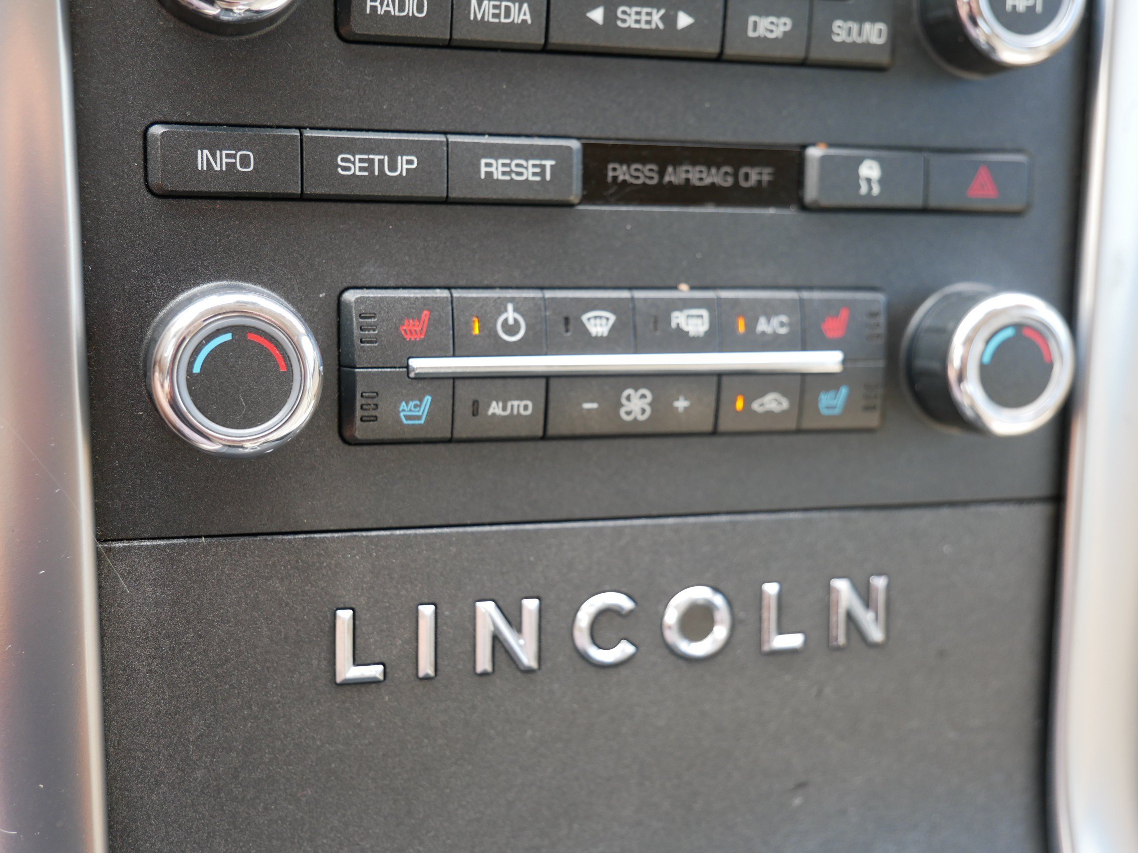 Used 2009 White Lincoln  image 22