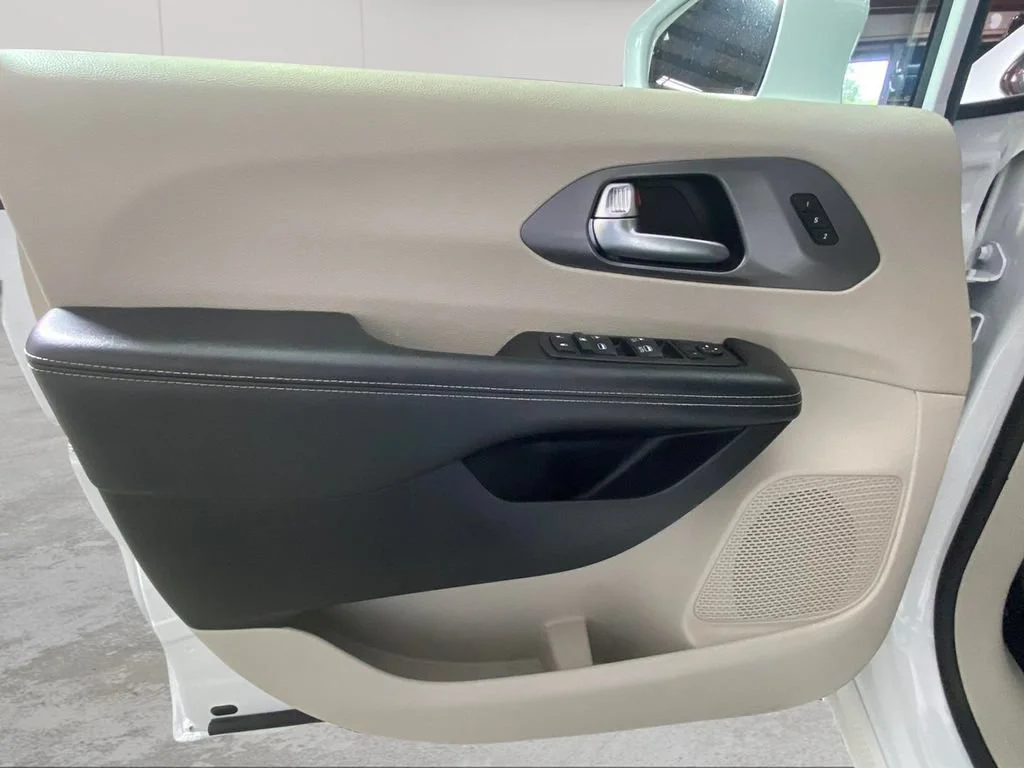 Used 2022 White Chrysler Touring L image 29