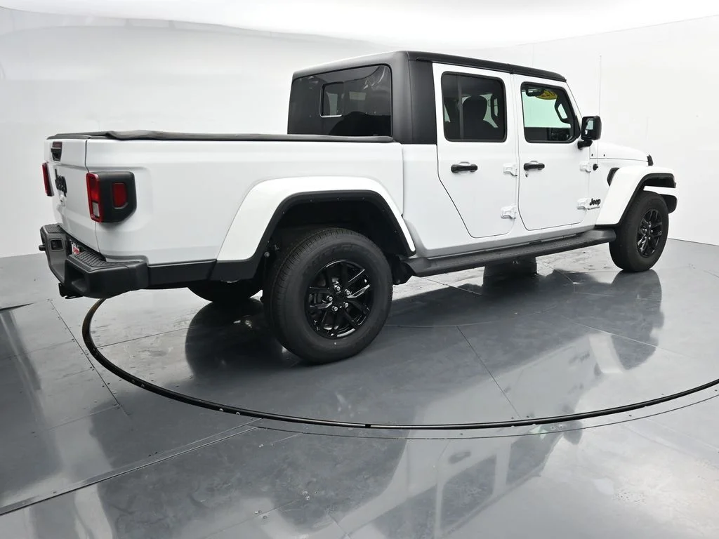 Used 2022 White Jeep Sport image 7