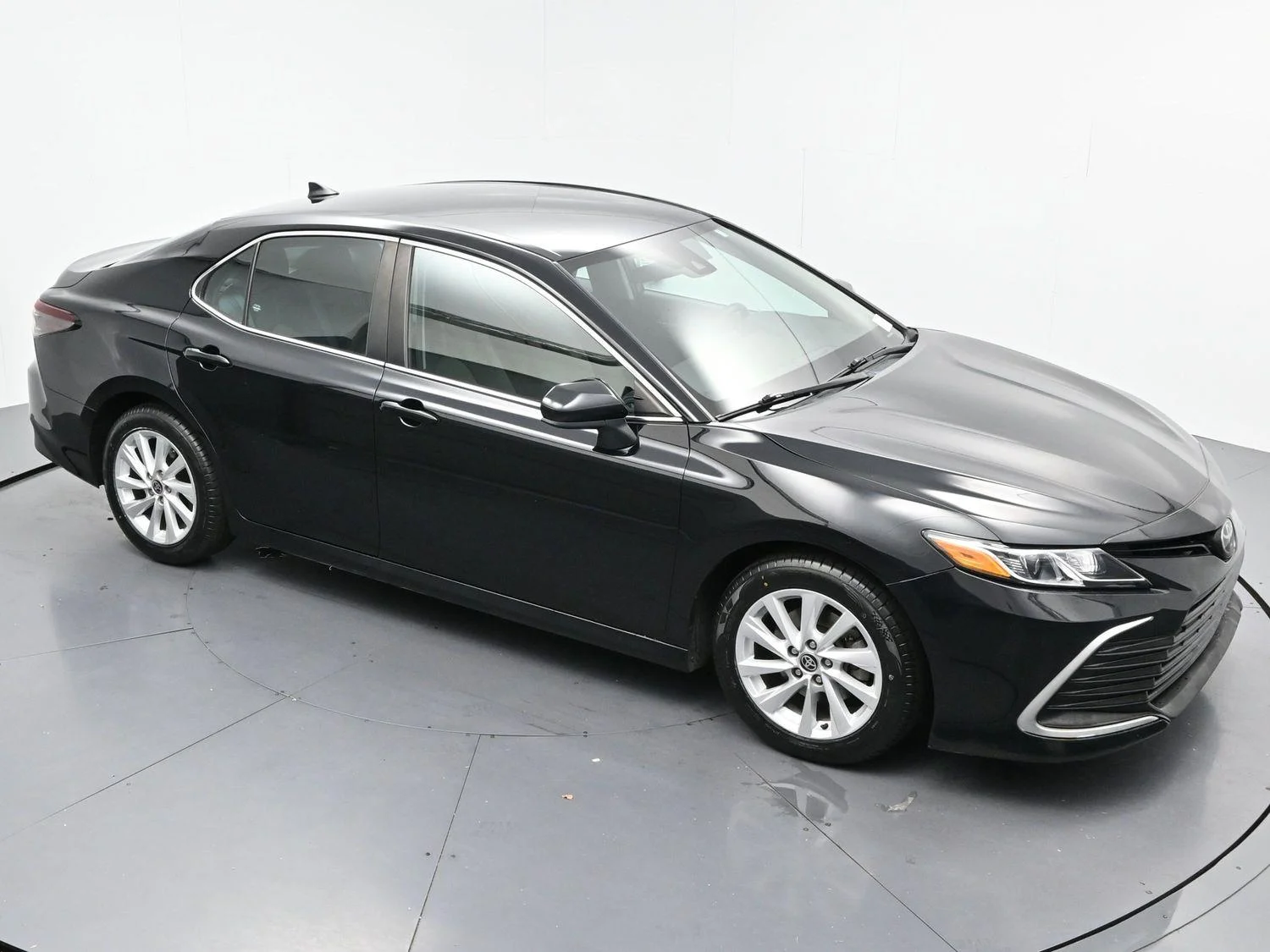 Used 2022 Midnight Black Metallic Toyota LE image 34