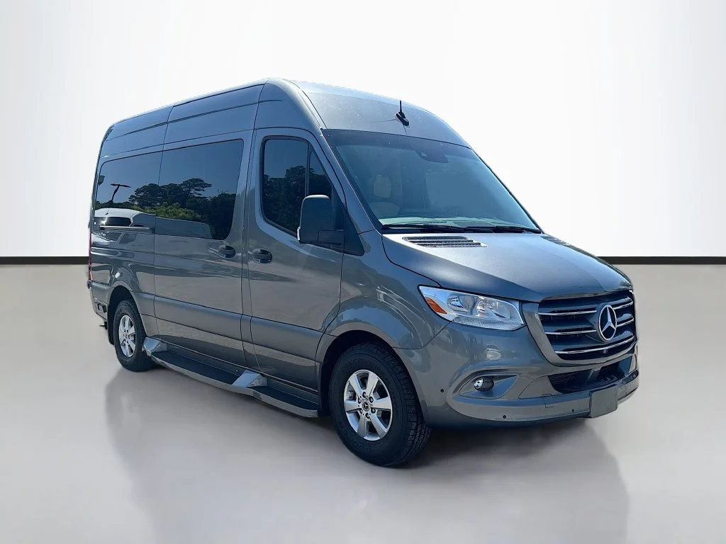 Used 2022  Mercedes-Benz Cargo 144 WB image 1