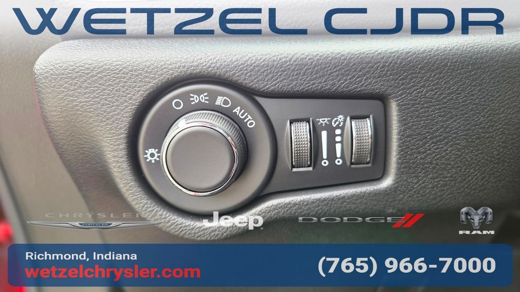 New 2027 Red Hot Pearl-Coat Exterior Paint Chrysler Limited image 23