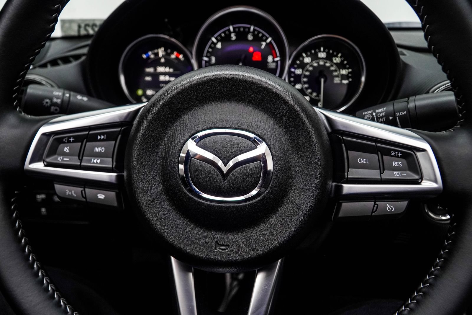 Used 2025 White Mazda Club image 32
