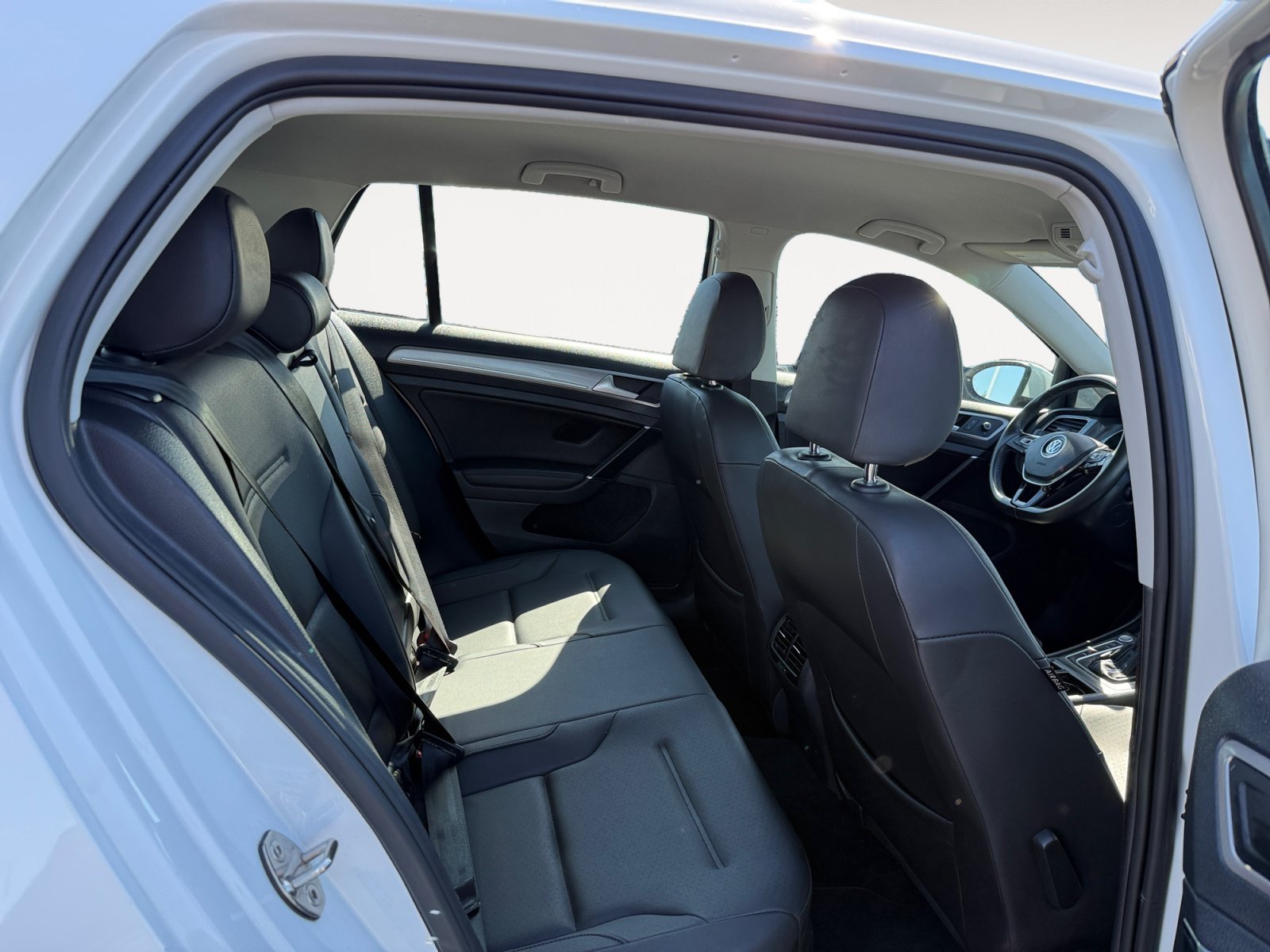 Used 2016 Pure White Volkswagen SEL Premium image 18