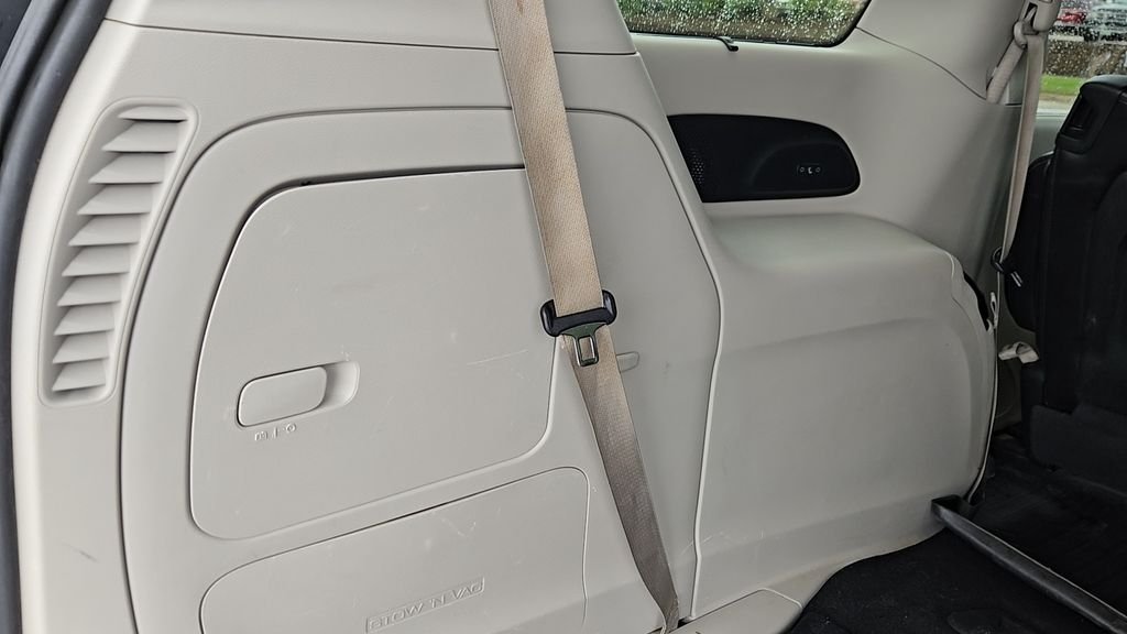 Used 2018 White Chrysler Limited image 25