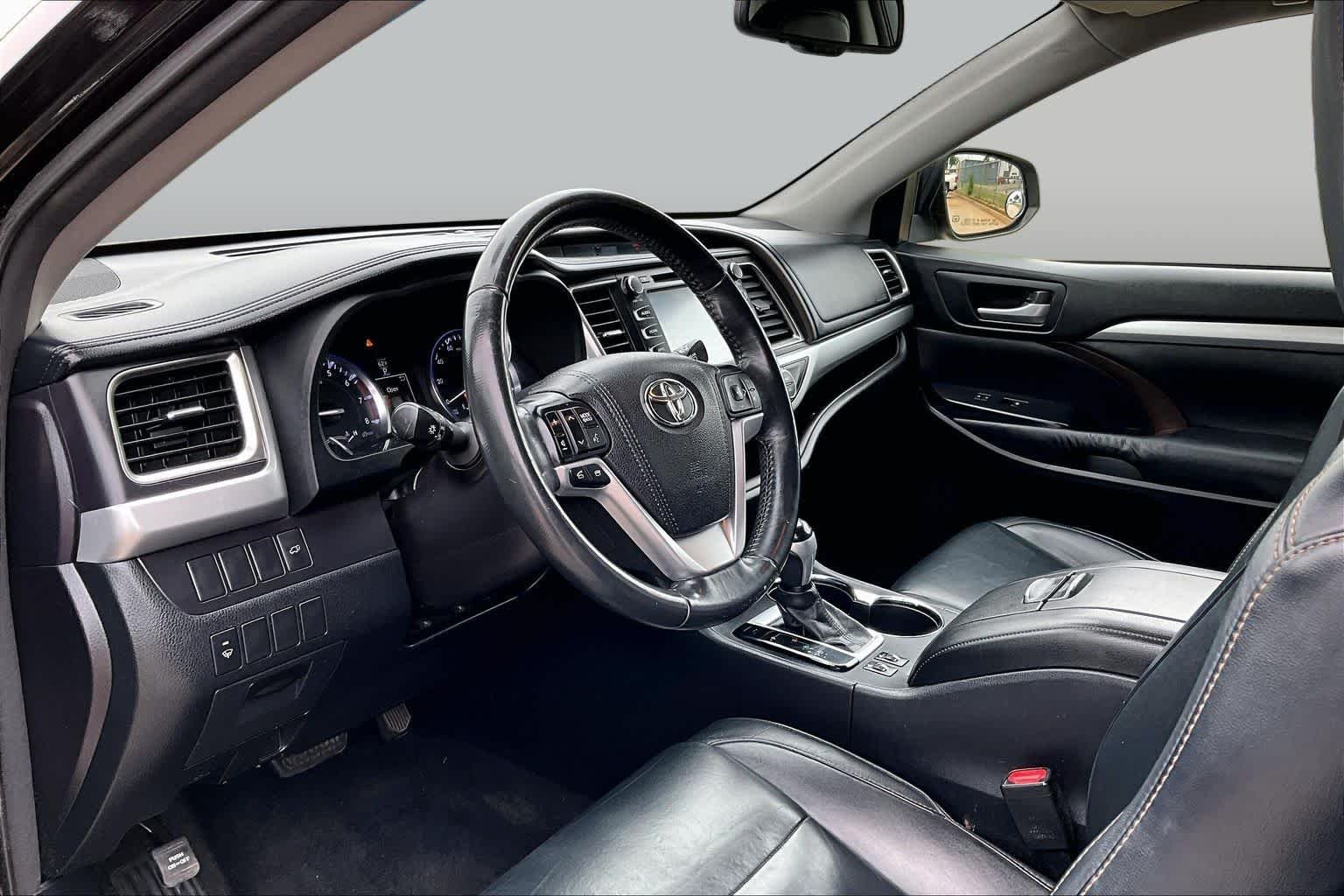 Used 2015 Attitude Black Metallic Toyota XLE image 17