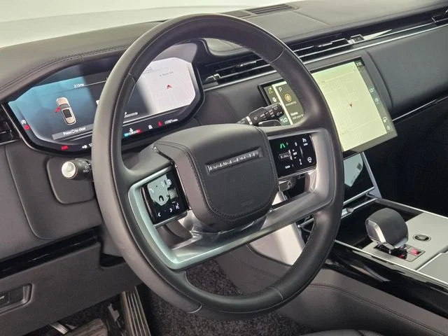 Used 2024  Land Rover SE image 21