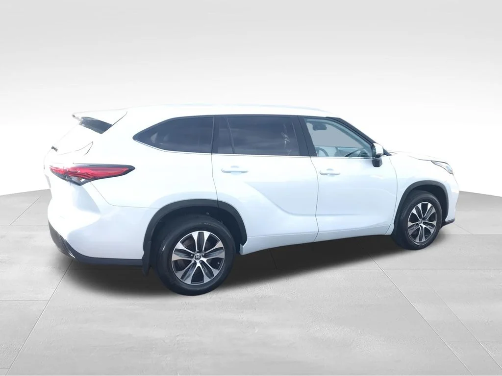 Used 2023 Beige Toyota XLE image 10