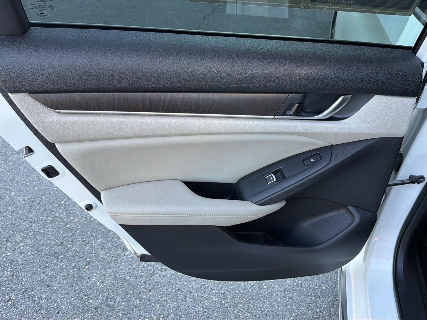 Used 2018 Platinum White Pearl Honda Touring image 17