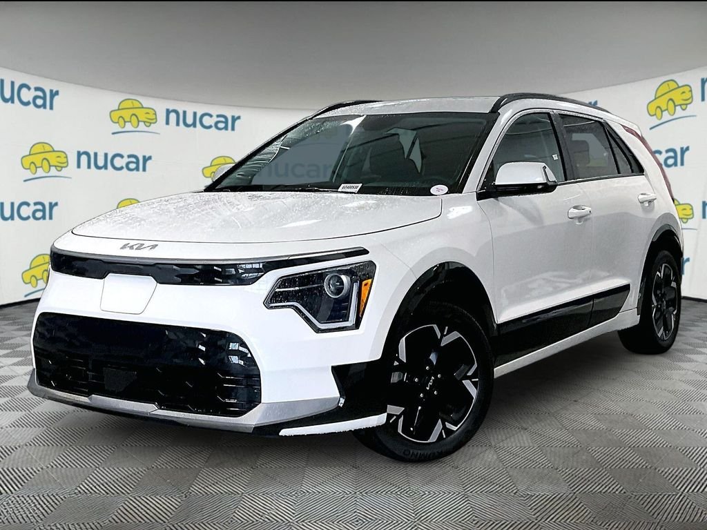 Used 2023 White Kia Wind image 3
