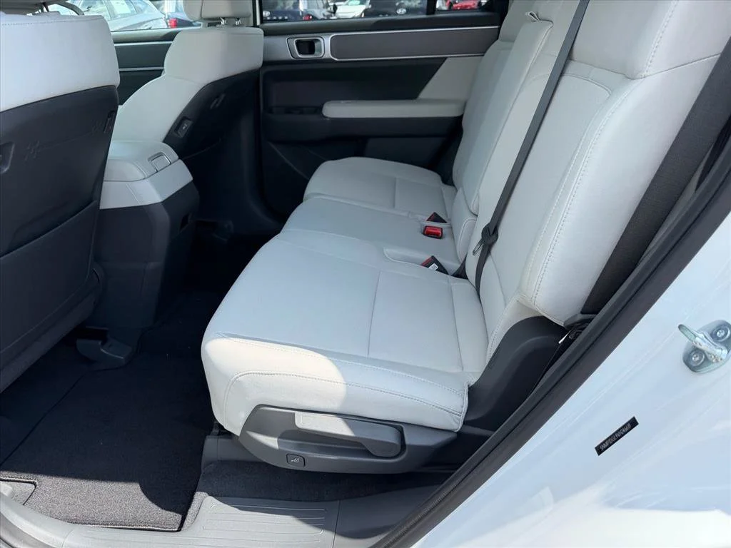 Used 2027 White Hyundai SE image 10