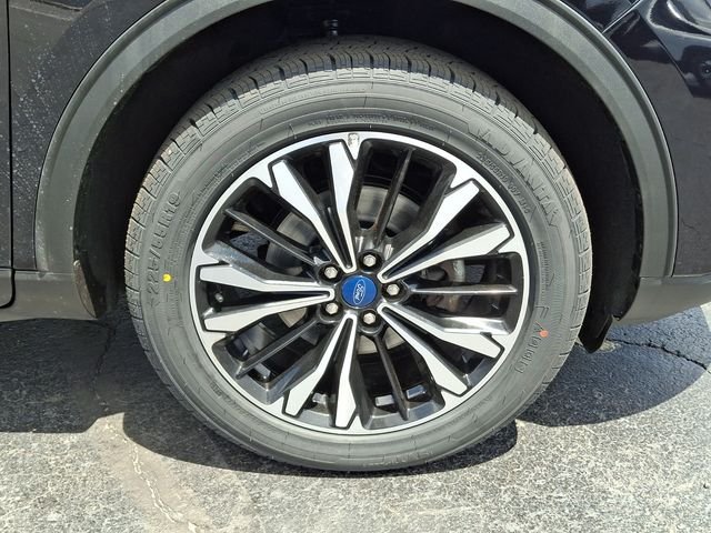 Used 2022 Black Ford SE image 9