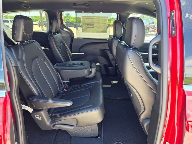 New 2027 Red Hot Pearl-Coat Exterior Paint Chrysler Select image 12