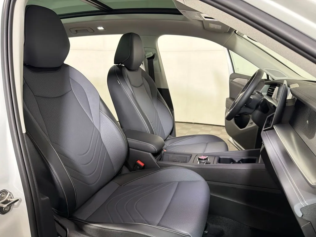 New 2026 White/off-white Volkswagen 2.0T SE image 23