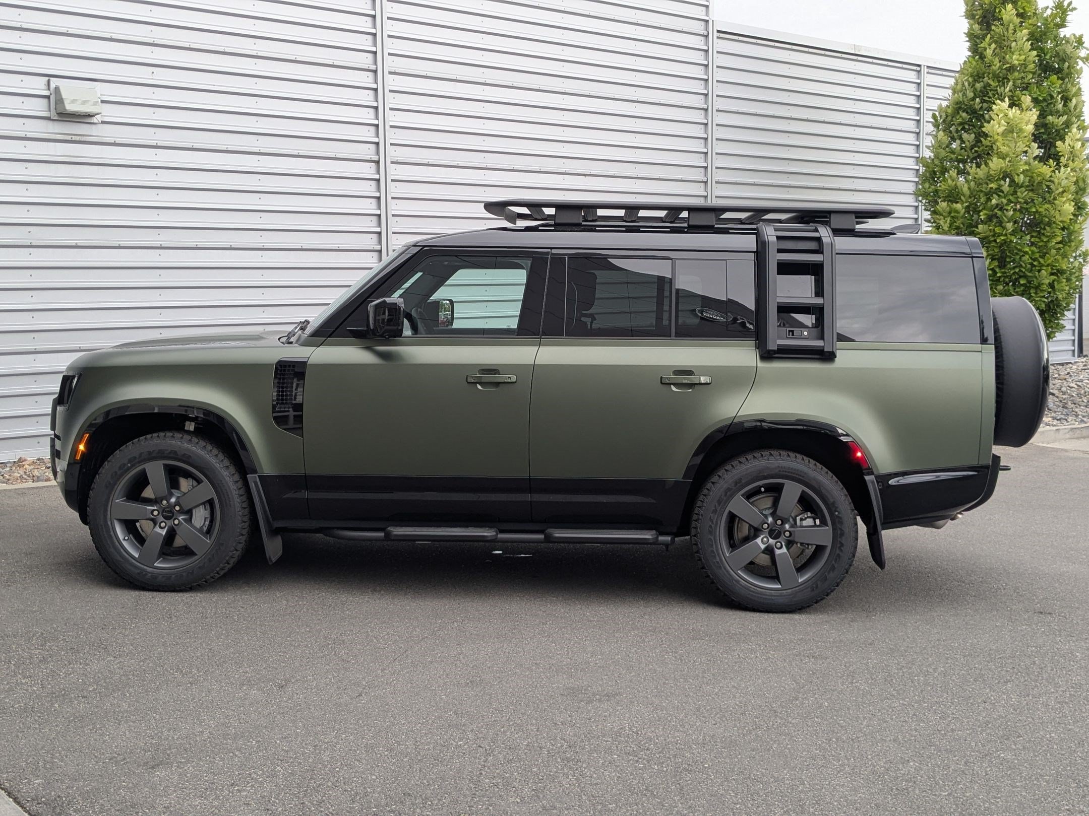 New 2026 Woolstone Green Land Rover P400 X-Dynamic SE image 9