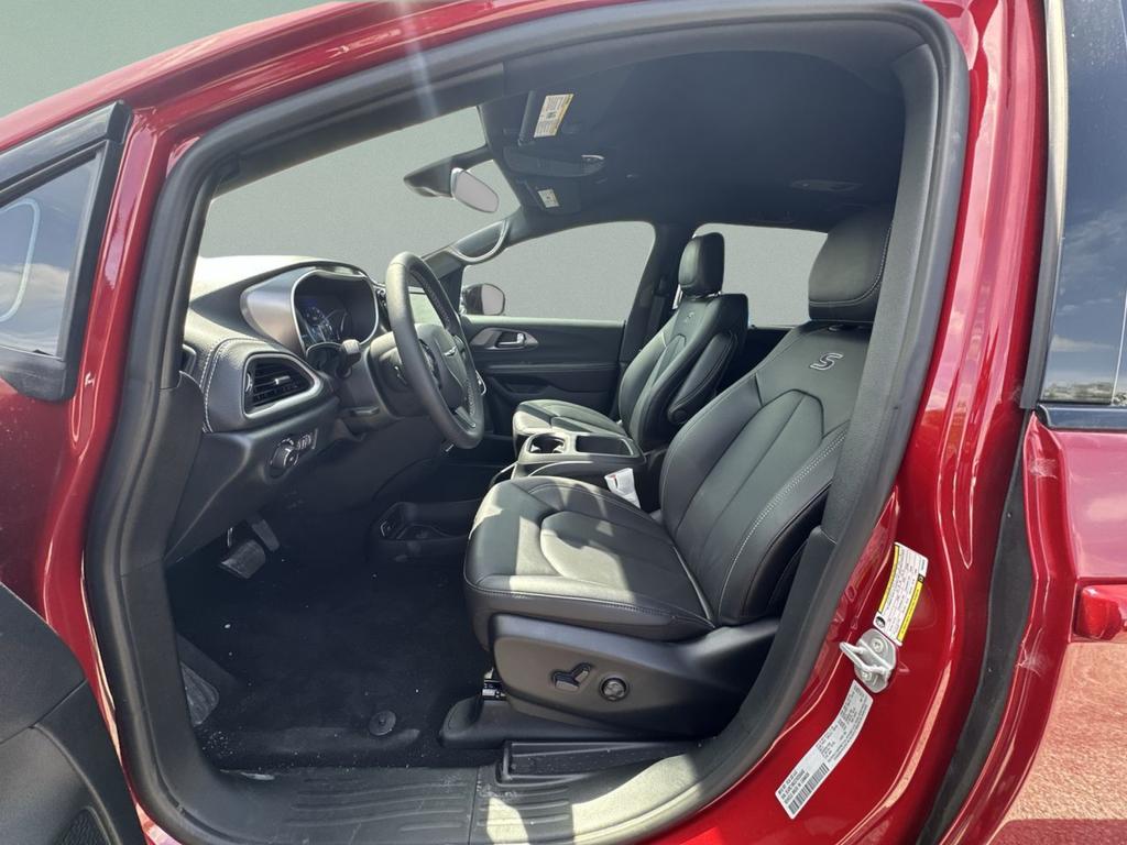 New 2026 Red Hot Pearl-Coat Exterior Paint Chrysler Select image 46