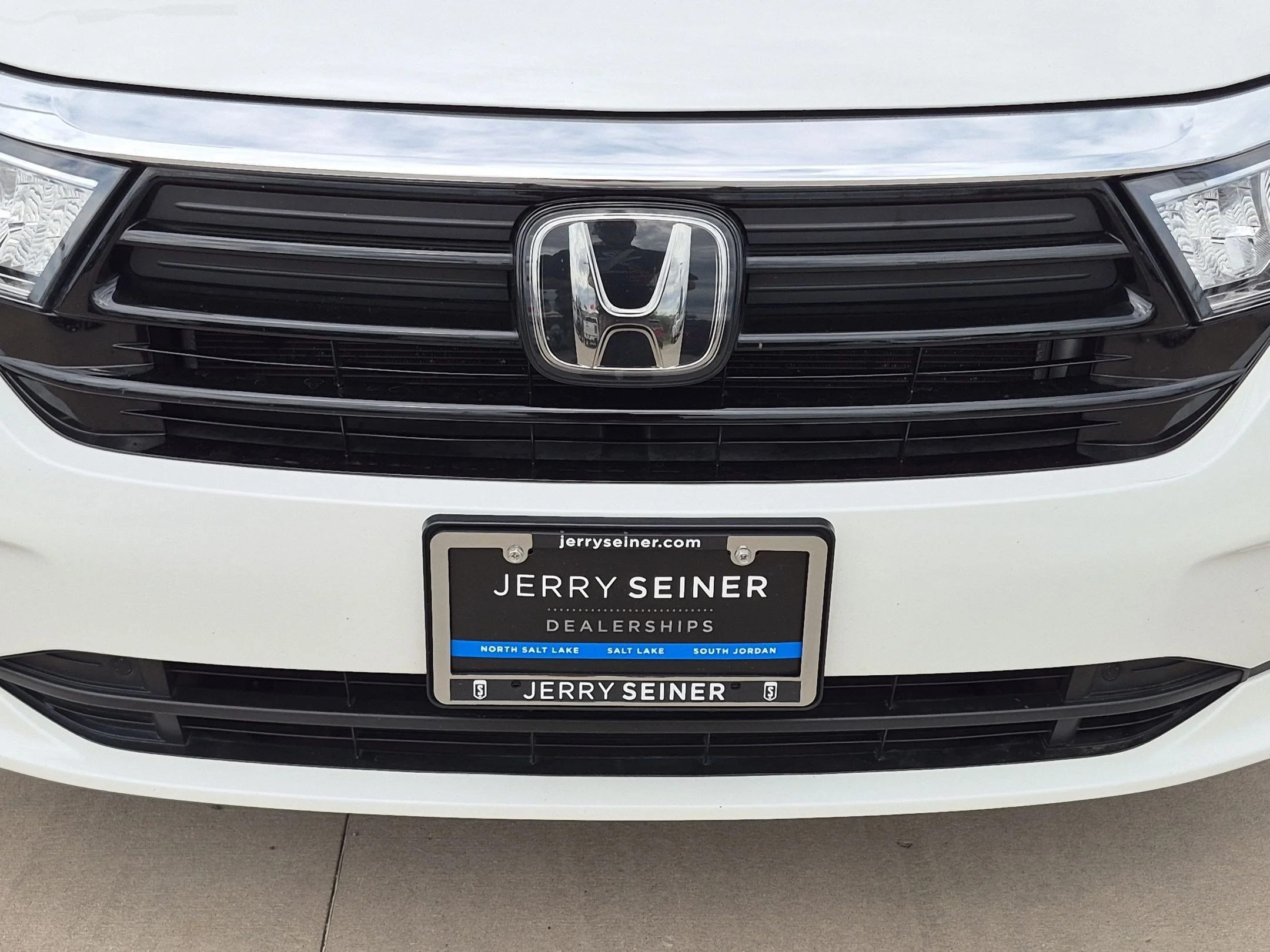 Used 2023 Platinum White Pearl Honda Touring image 10