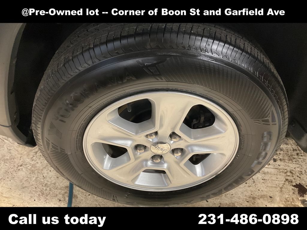 Used 2015 Red Jeep Laredo image 11