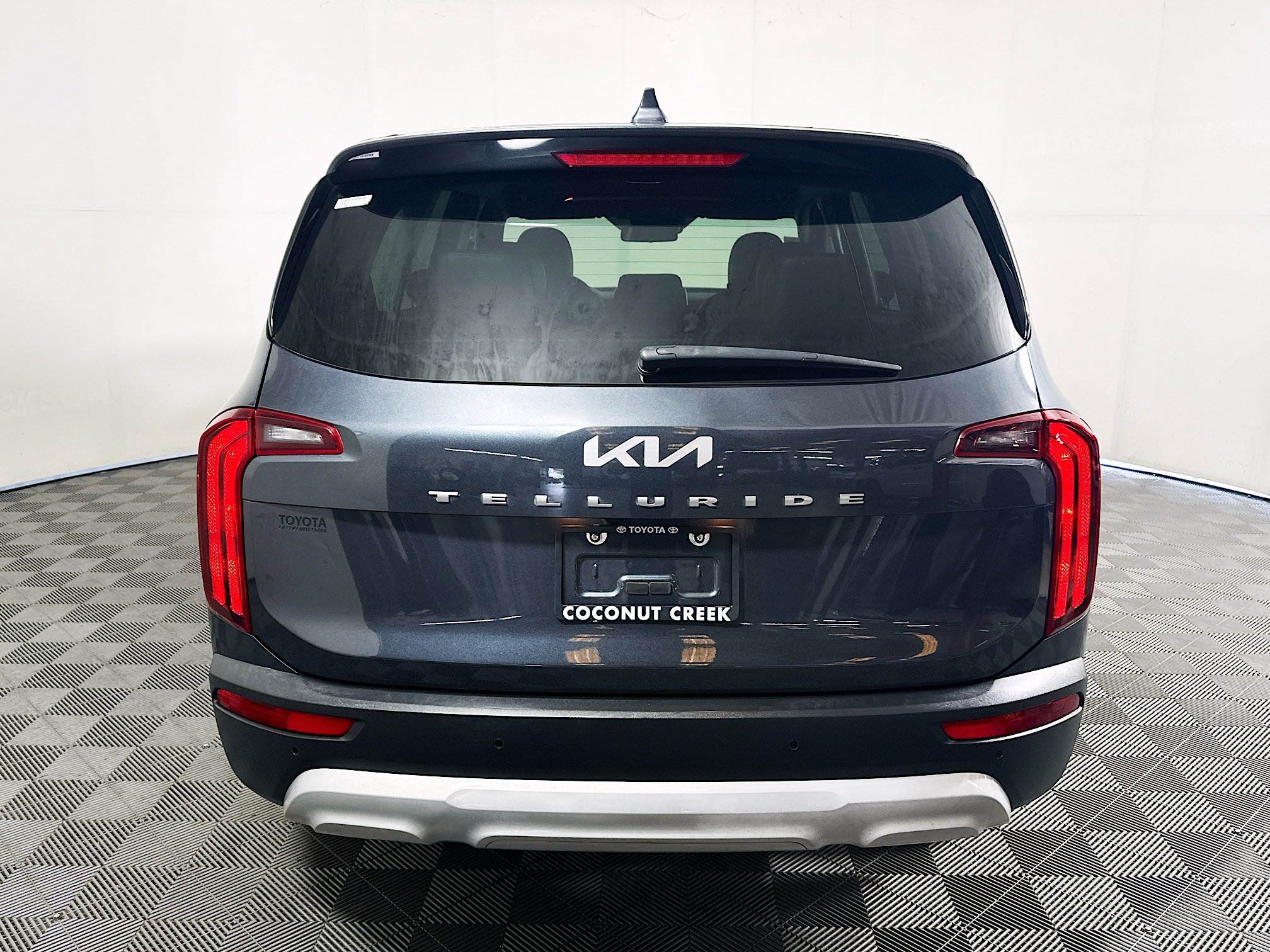 Used 2022 Gravity Grey Kia LX image 4