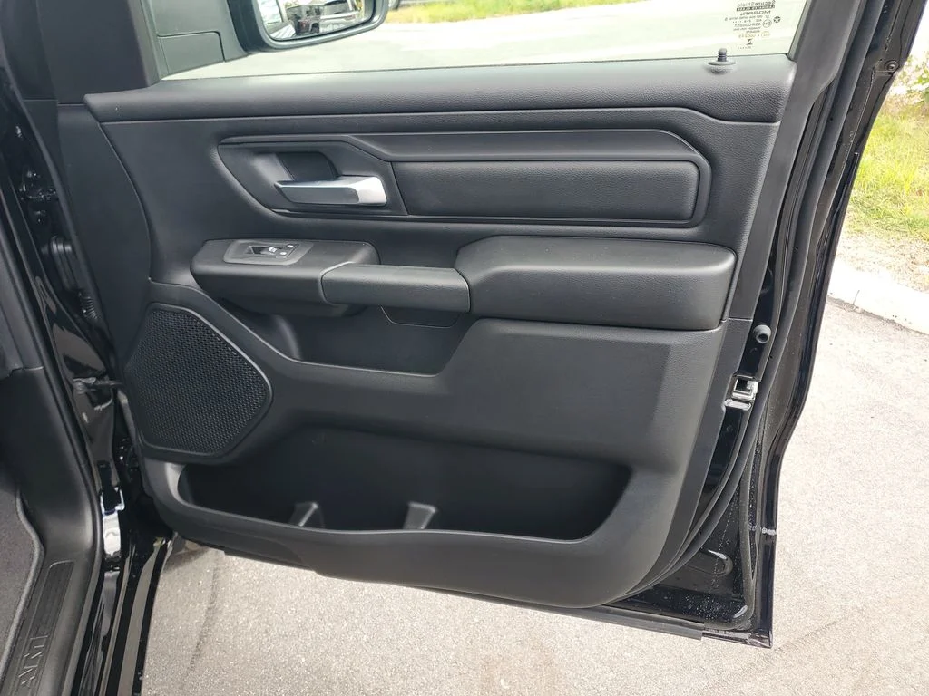 New 2025 Diamond Black Crystal Pearl-Coat Exterior Paint RAM Tradesman image 33