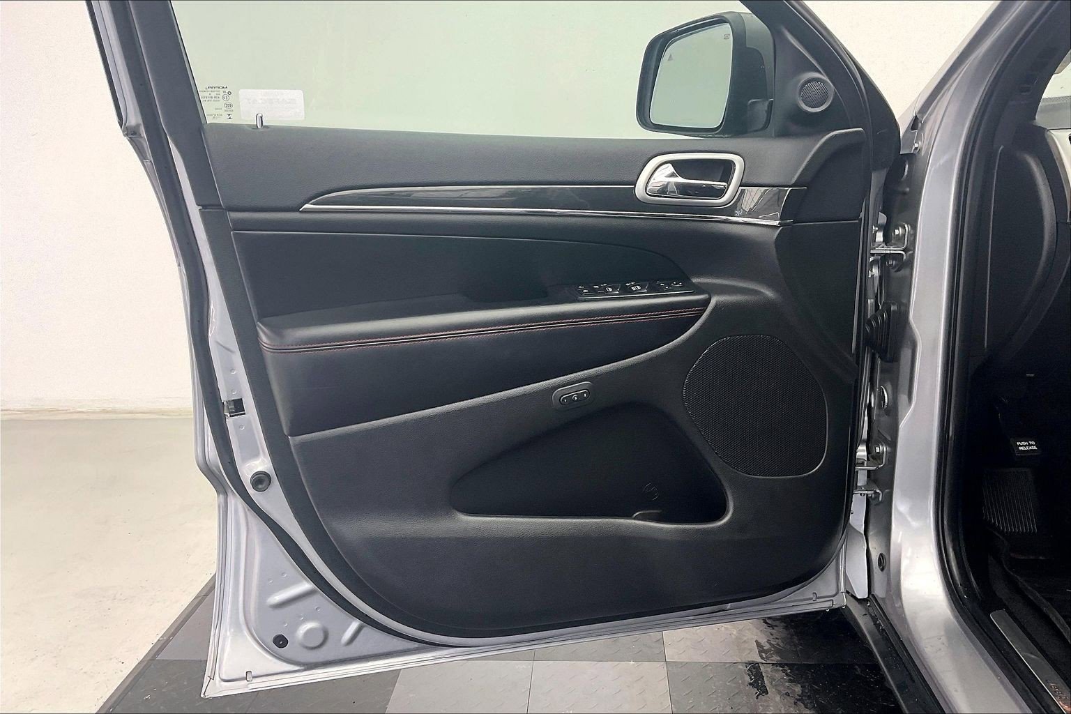 Used 2018 Silver Jeep Trailhawk 4x4 image 25
