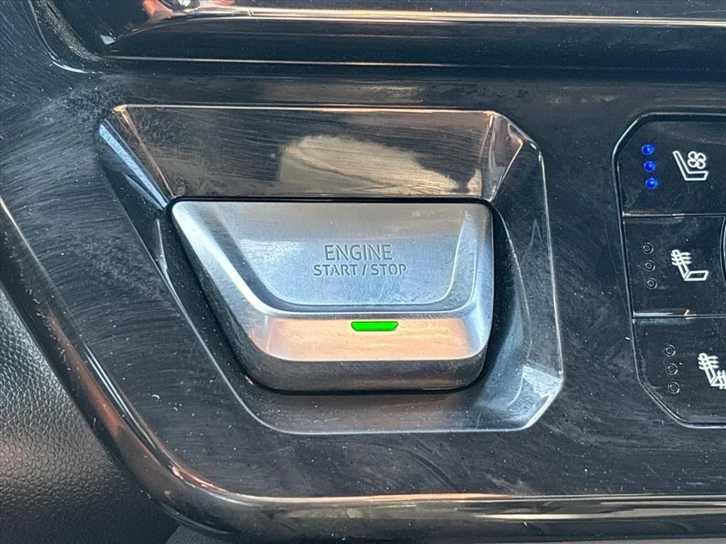 Used 2022 White GMC AT4 image 35