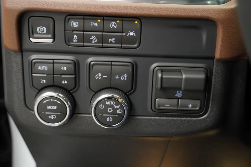 New 2026 Polar White Tricoat Chevrolet High Country image 25