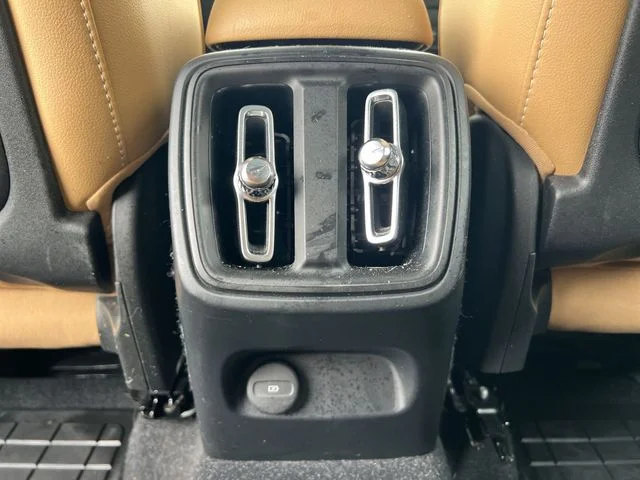 Used 2019 White Volvo T5 Inscription image 31