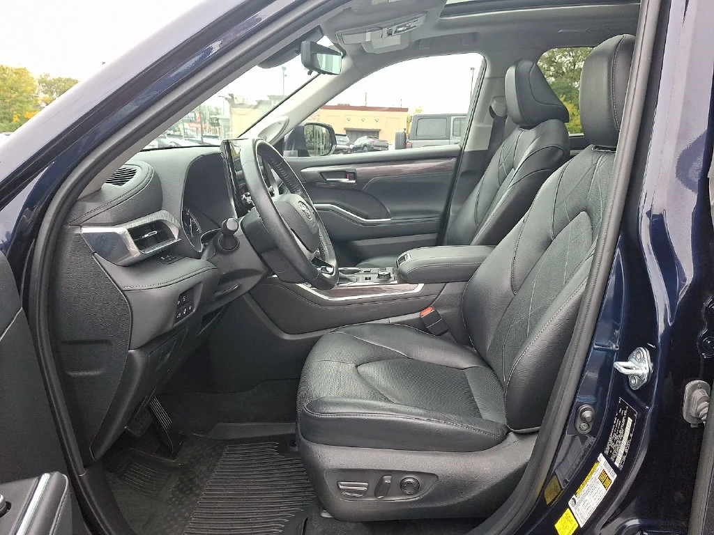 Used 2022  Toyota Platinum image 15
