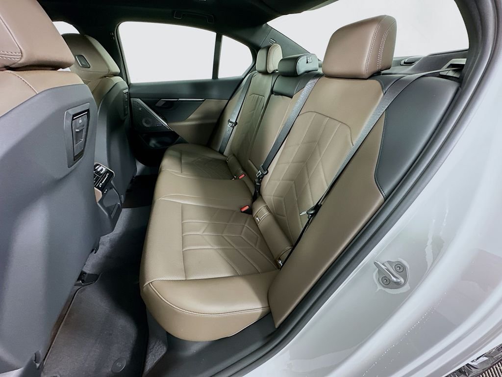 New 2027 Mineral White Metallic BMW 550e xDrive image 17
