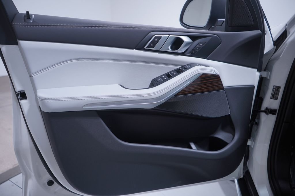 New 2026 Alpine White BMW sDrive40i image 10