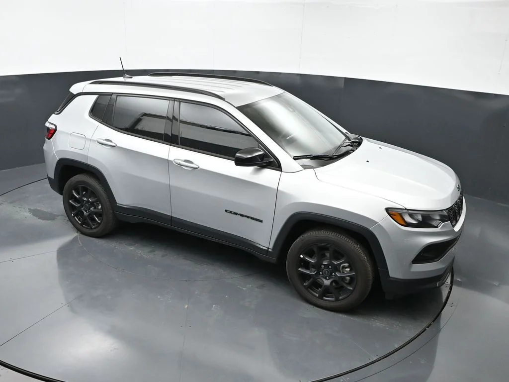 New 2026 Silver Zynith Metallic Clear-Coat Exterior Paint Jeep Latitude image 34