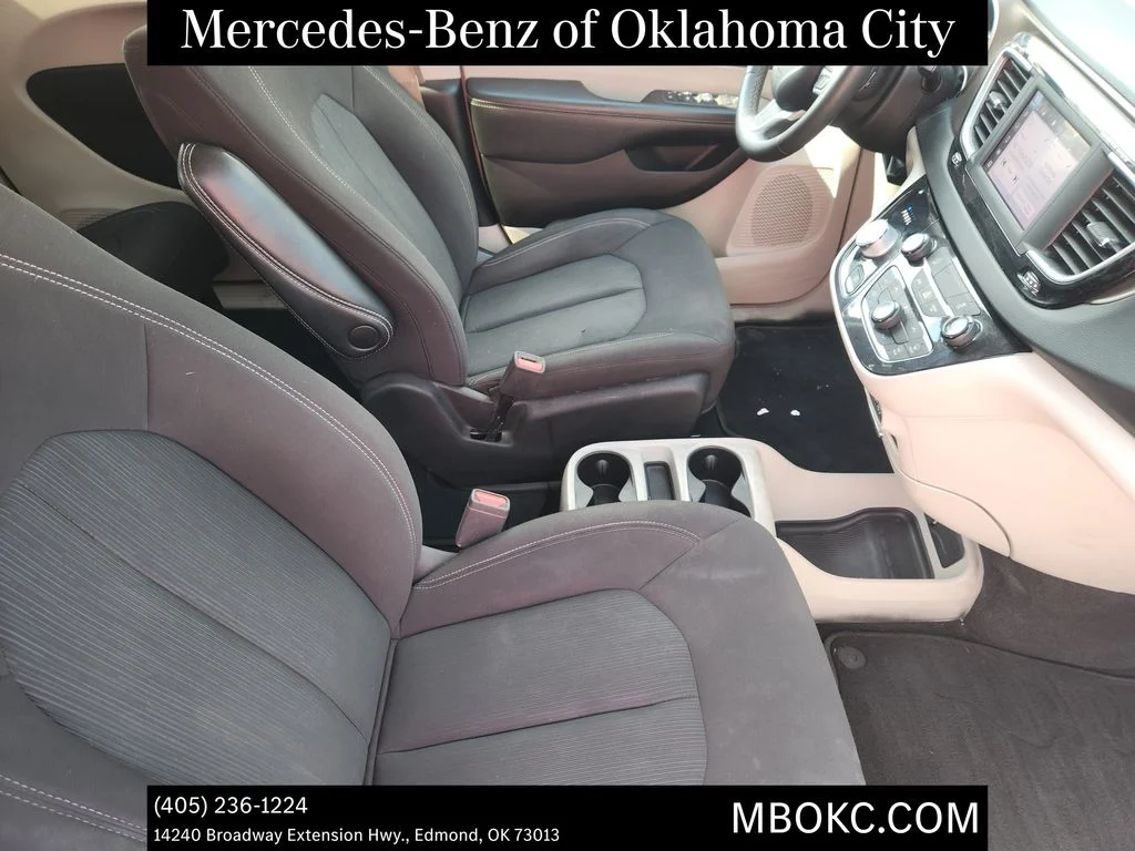 Used 2022 Brilliant Black Crystal Pearlcoat Chrysler LX image 12