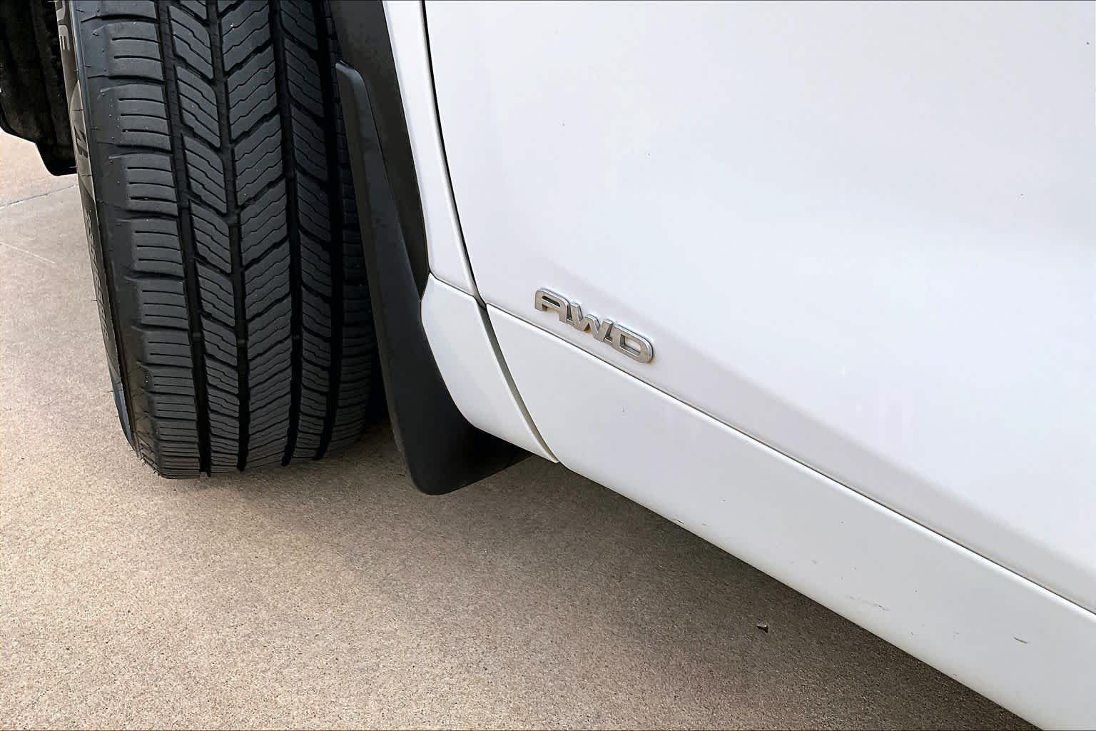 Used 2025 Wind Chill Pearl Toyota Hybrid XLE image 34