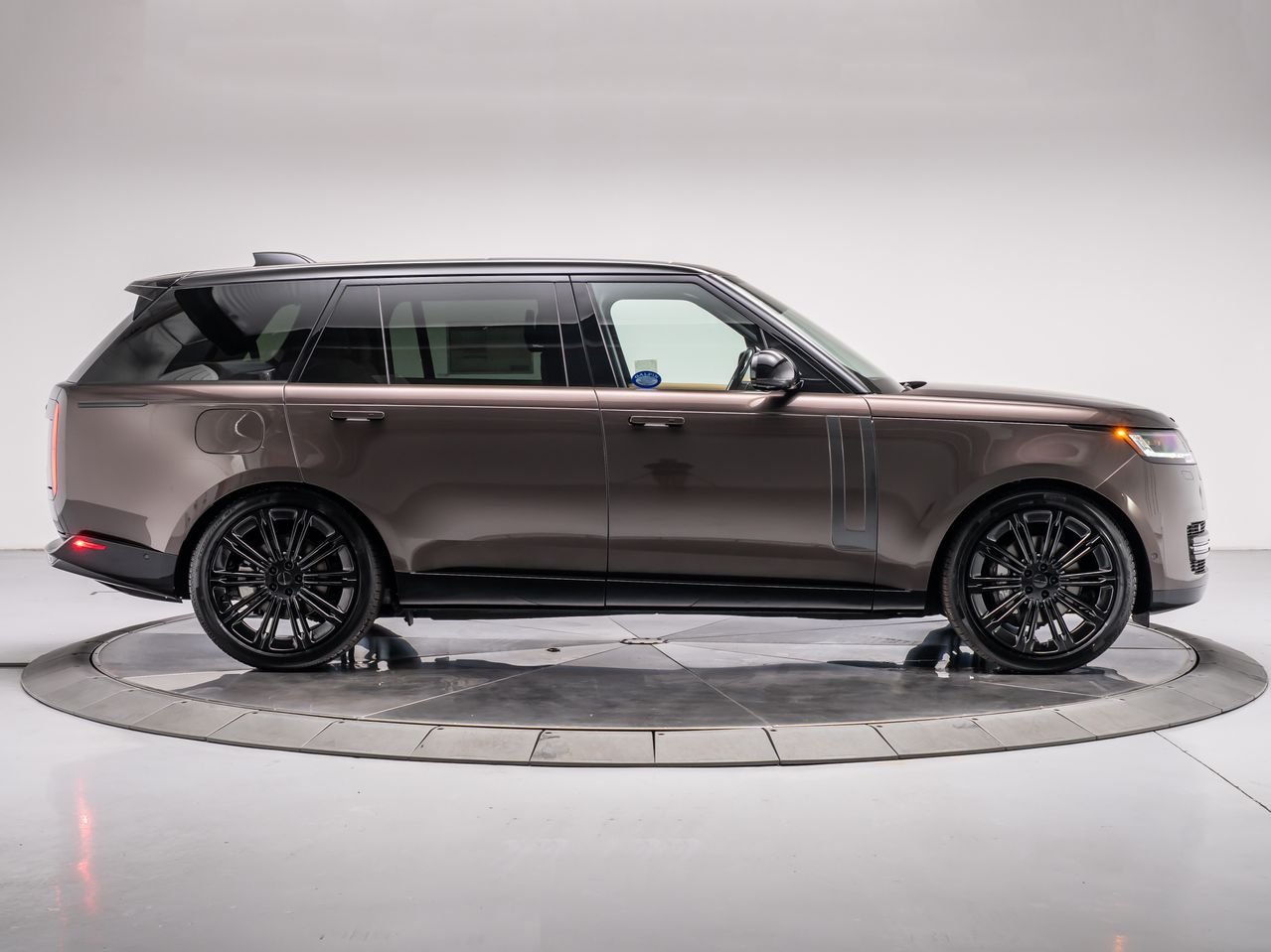 New 2026 Tourmaline Brown in Gloss finish Land Rover P400 SE 7 Seat image 6