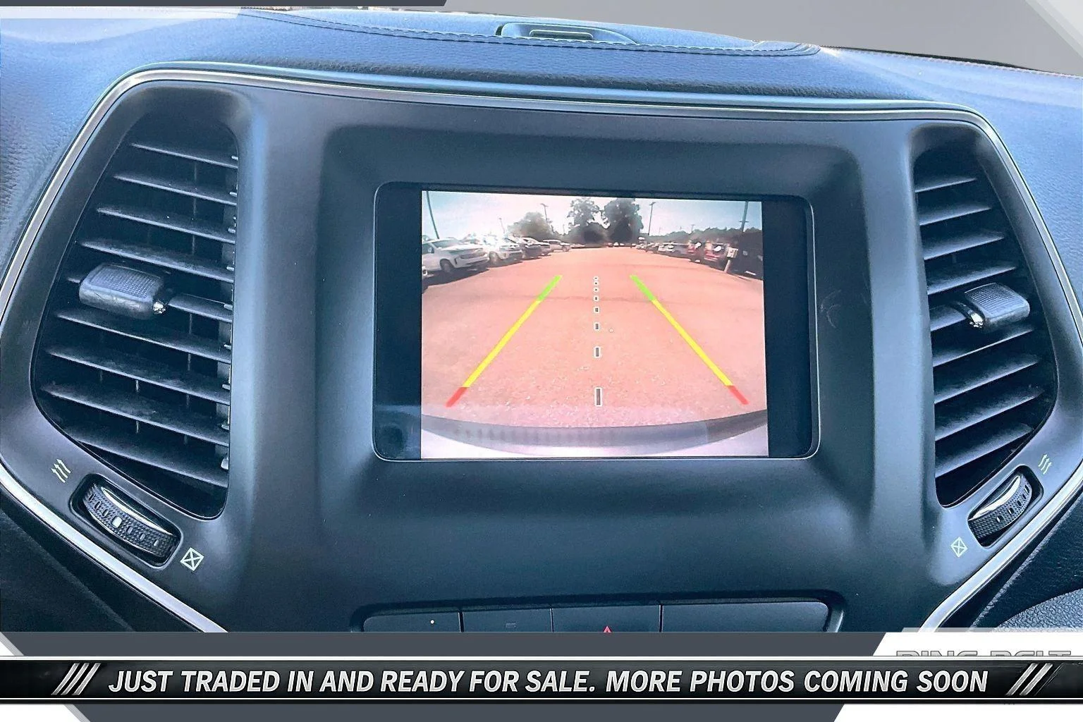 Used 2020 Silver Jeep Latitude FWD image 15