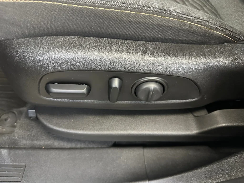 Used 2018 MOSAIC BLACK METALLIC Chevrolet LT image 3