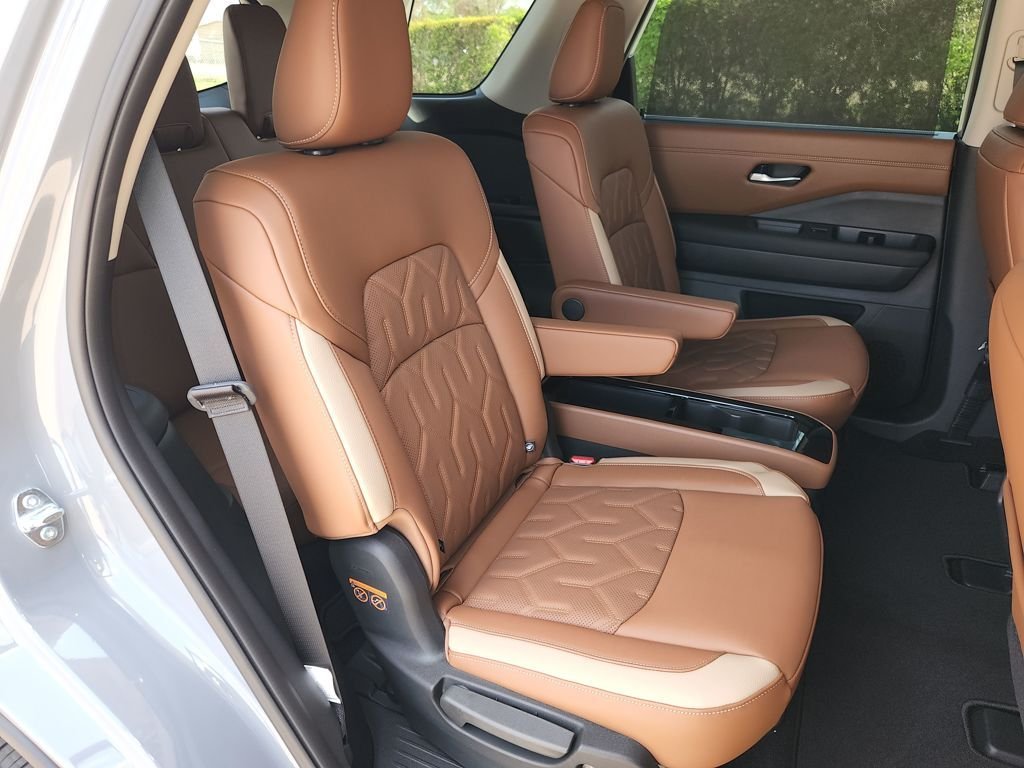 New 2026 Boulder Gray Pearl / Super Black Two-tone Nissan Platinum image 12