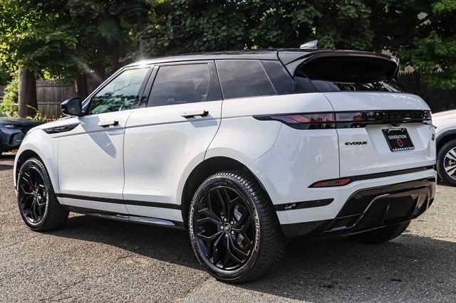 Used 2023  Land Rover R-Dynamic SE image 4