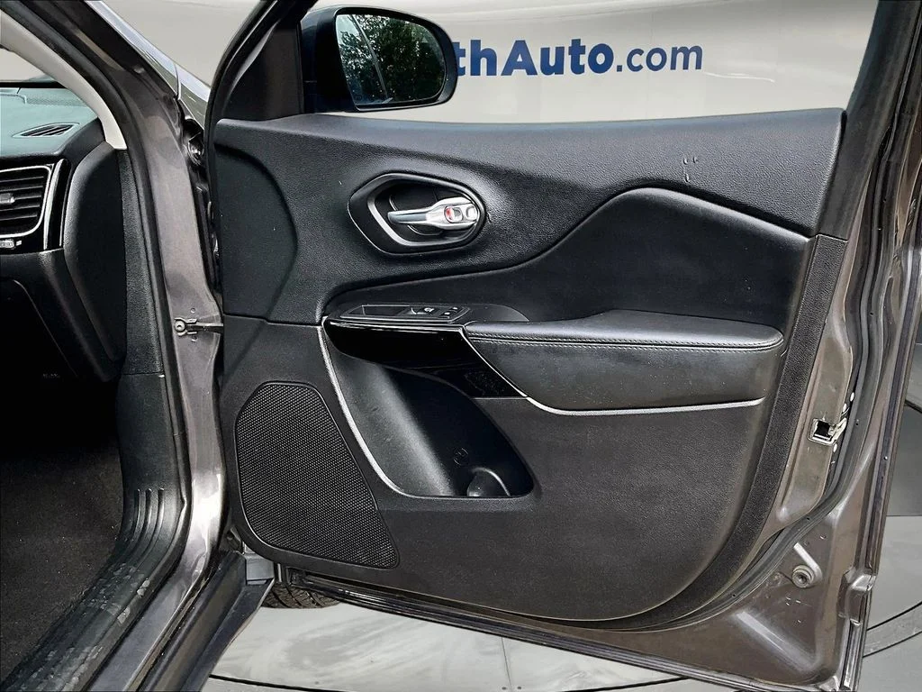 Used 2020 Gray Jeep Latitude Plus image 32