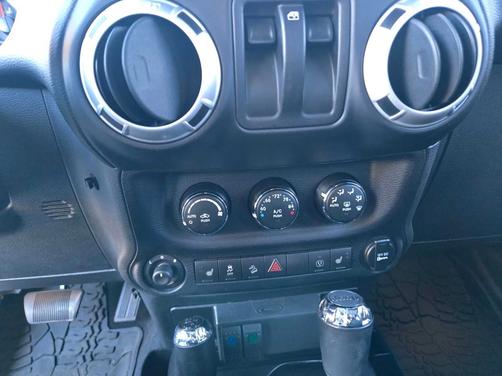 Used 2014  Jeep Rubicon image 17