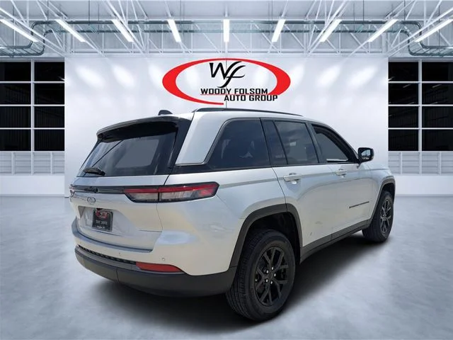New 2026 Silver Zynith Exterior Paint Jeep Altitude image 3
