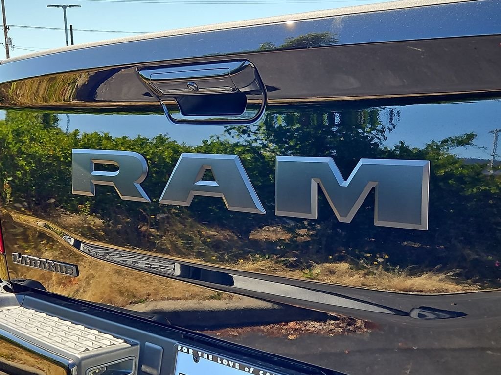 New 2026 Diamond Black Crystal Pearl-Coat Exterior Paint RAM Laramie image 25