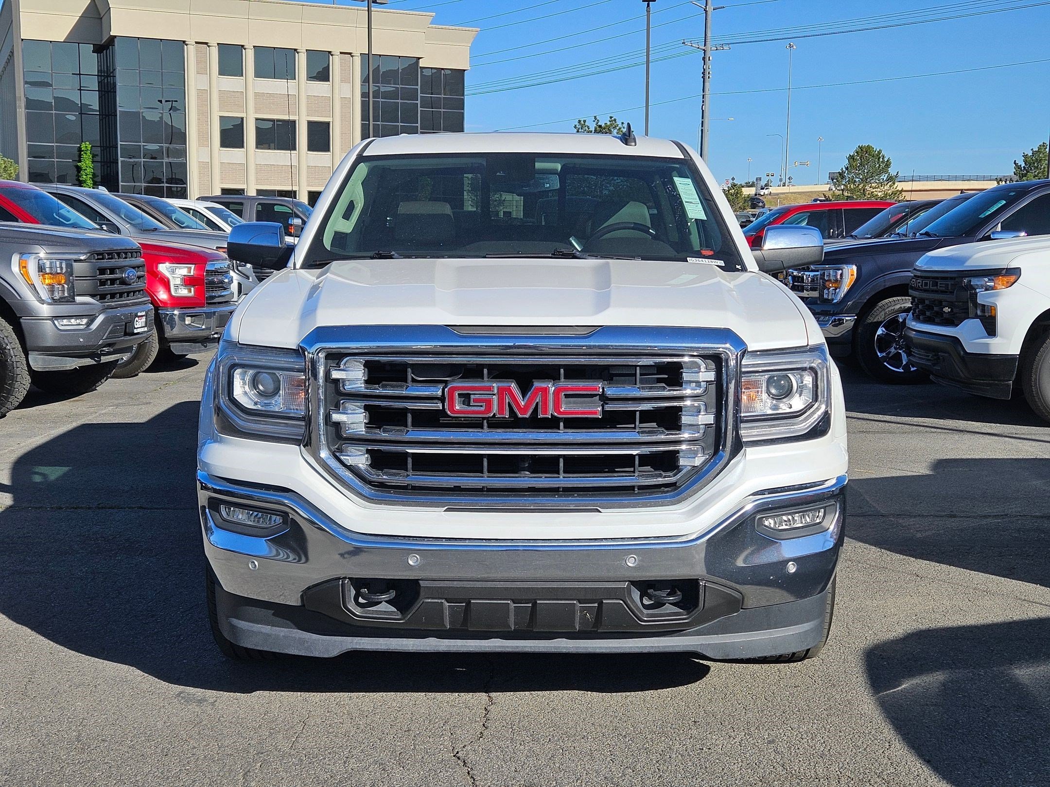 Used 2018 White Frost Tricoat GMC SLT image 9