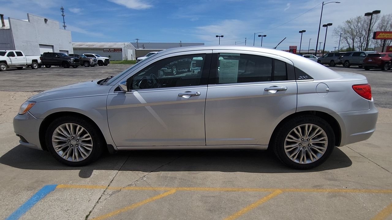 Used 2012  Chrysler Limited image 6