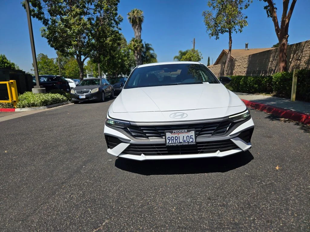 Used 2025 White Hyundai SEL Sport image 2