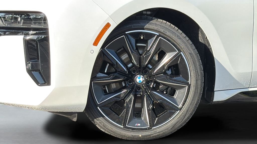 New 2026 Mineral White Metallic BMW 760i xDrive image 34