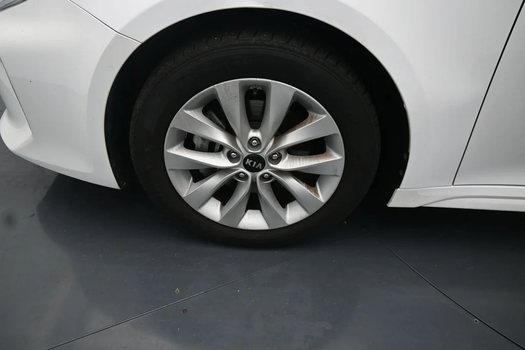 Used 2018 White Kia S image 13