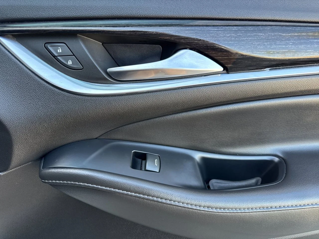 Used 2021 WHITE FROST TRICOAT Buick Avenir image 63