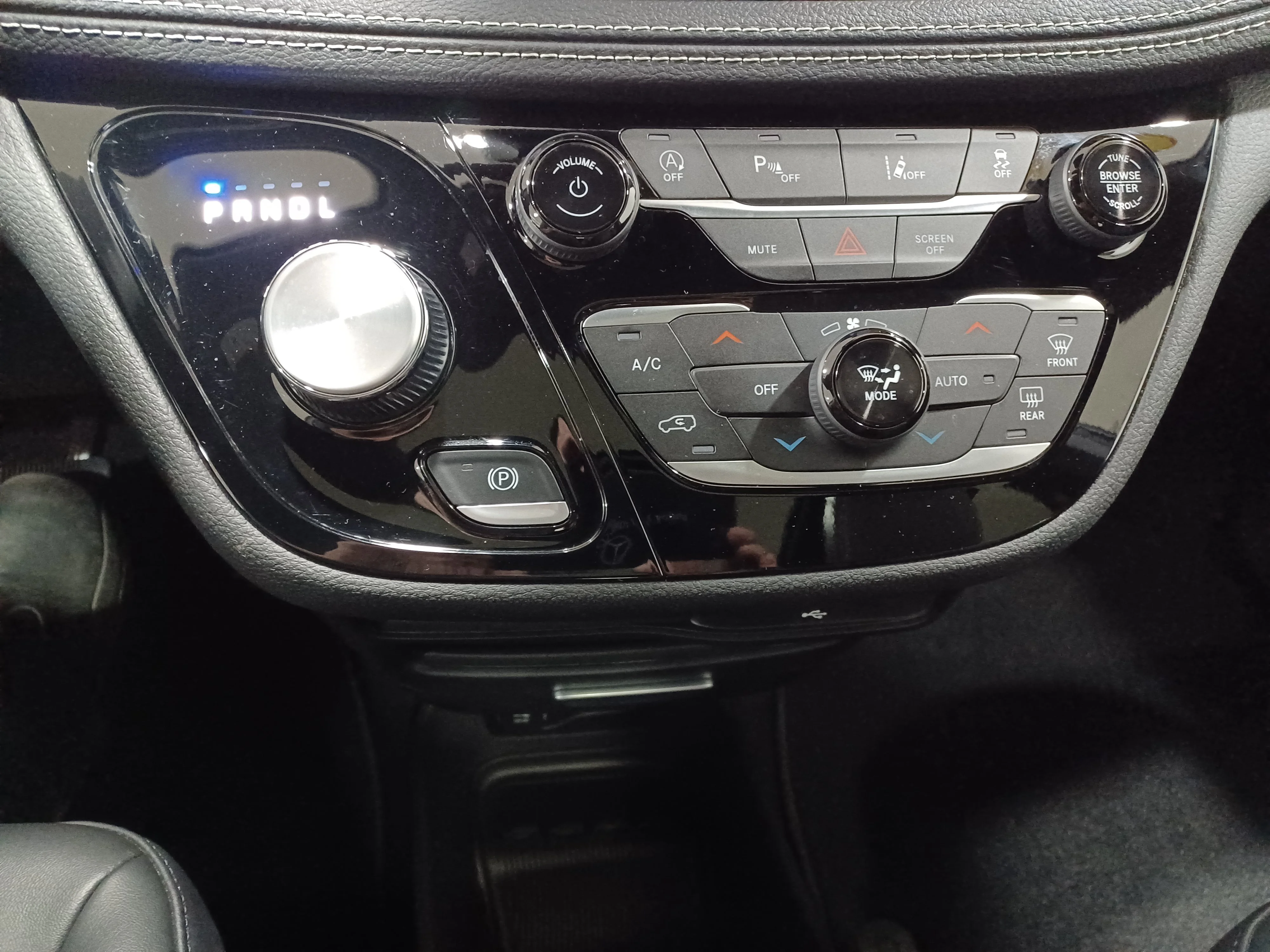 Certified Used 2026 Diamond Black Crystal Pearl Chrysler Select AWD*7 Pass | Adaptive Cruise | Remote Start | Htd Leather | Pano Roof | Htd Wheel | CarPlay image 20
